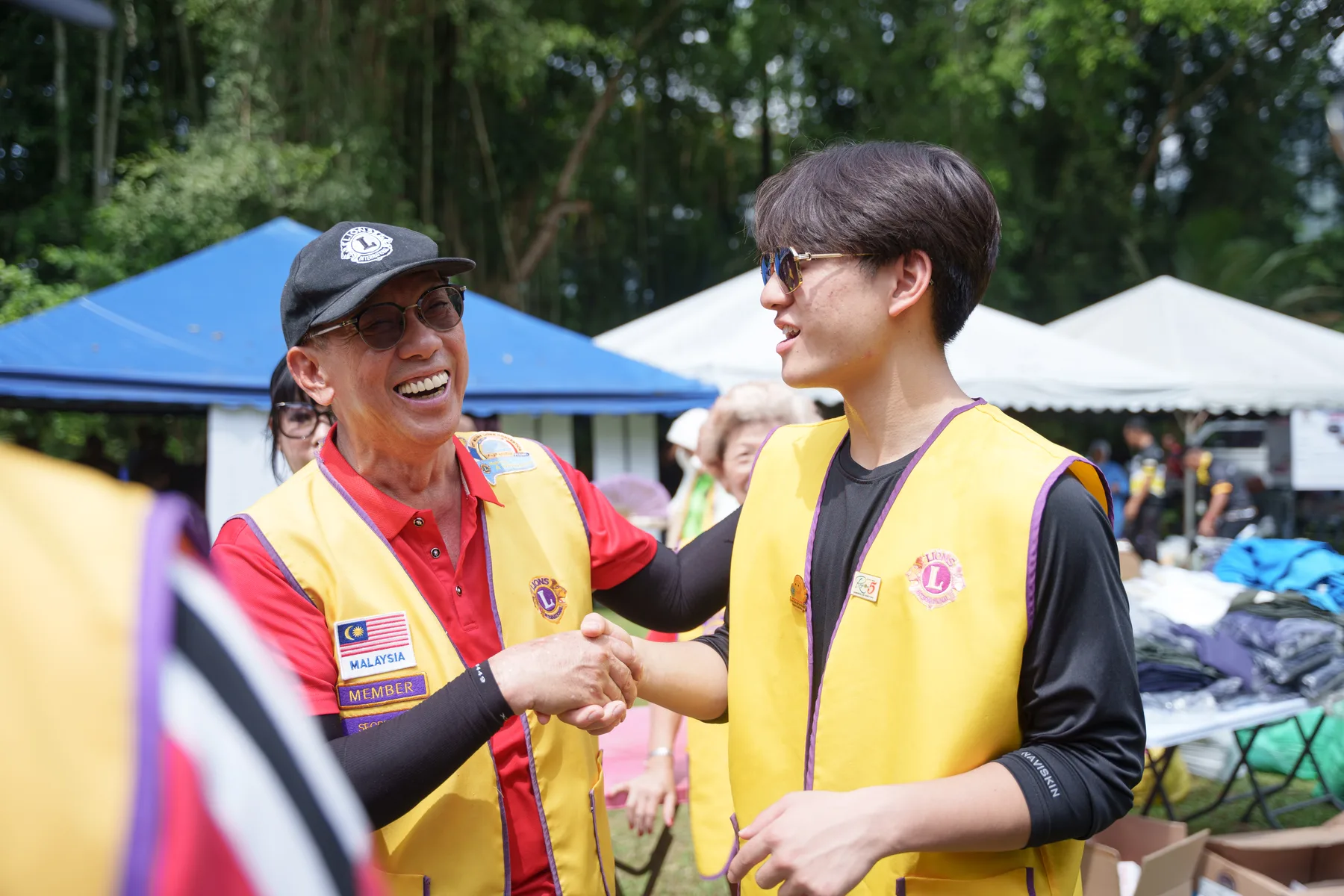 Louie talking warmly with a Lions Club volunteer at the outreach
