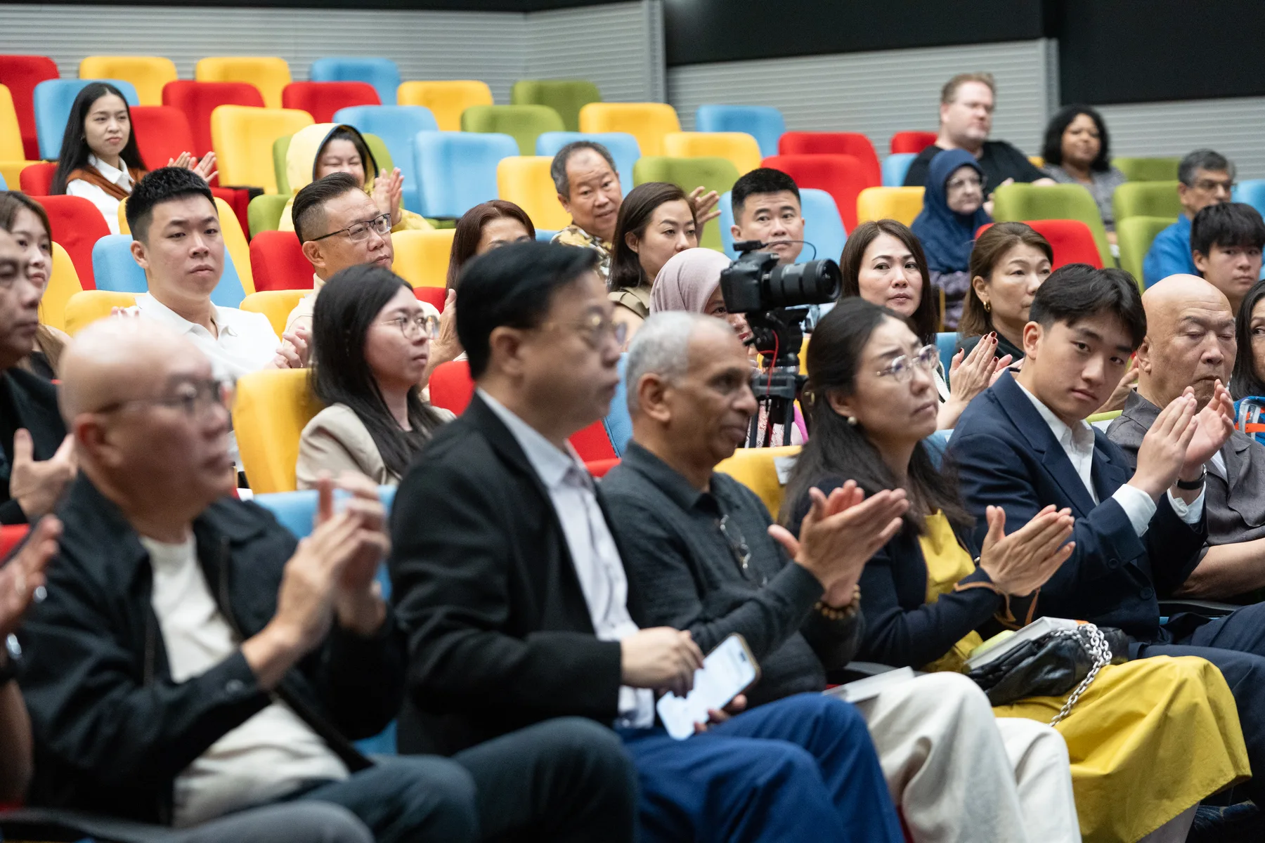 Guests listening from the front rows at the UKM dialogue